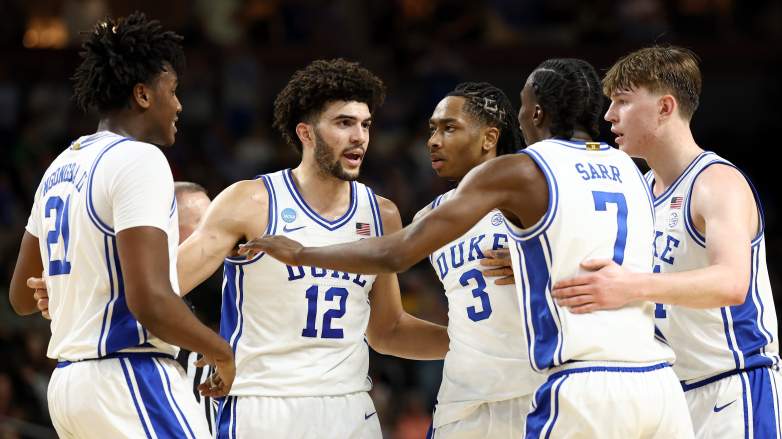 Cameron Boozer of the Duke Blue Devils huddles up with teammates