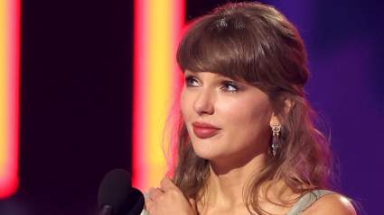 Travis Kelce Sends 3-Word Message to Taylor Swift After Historic Win