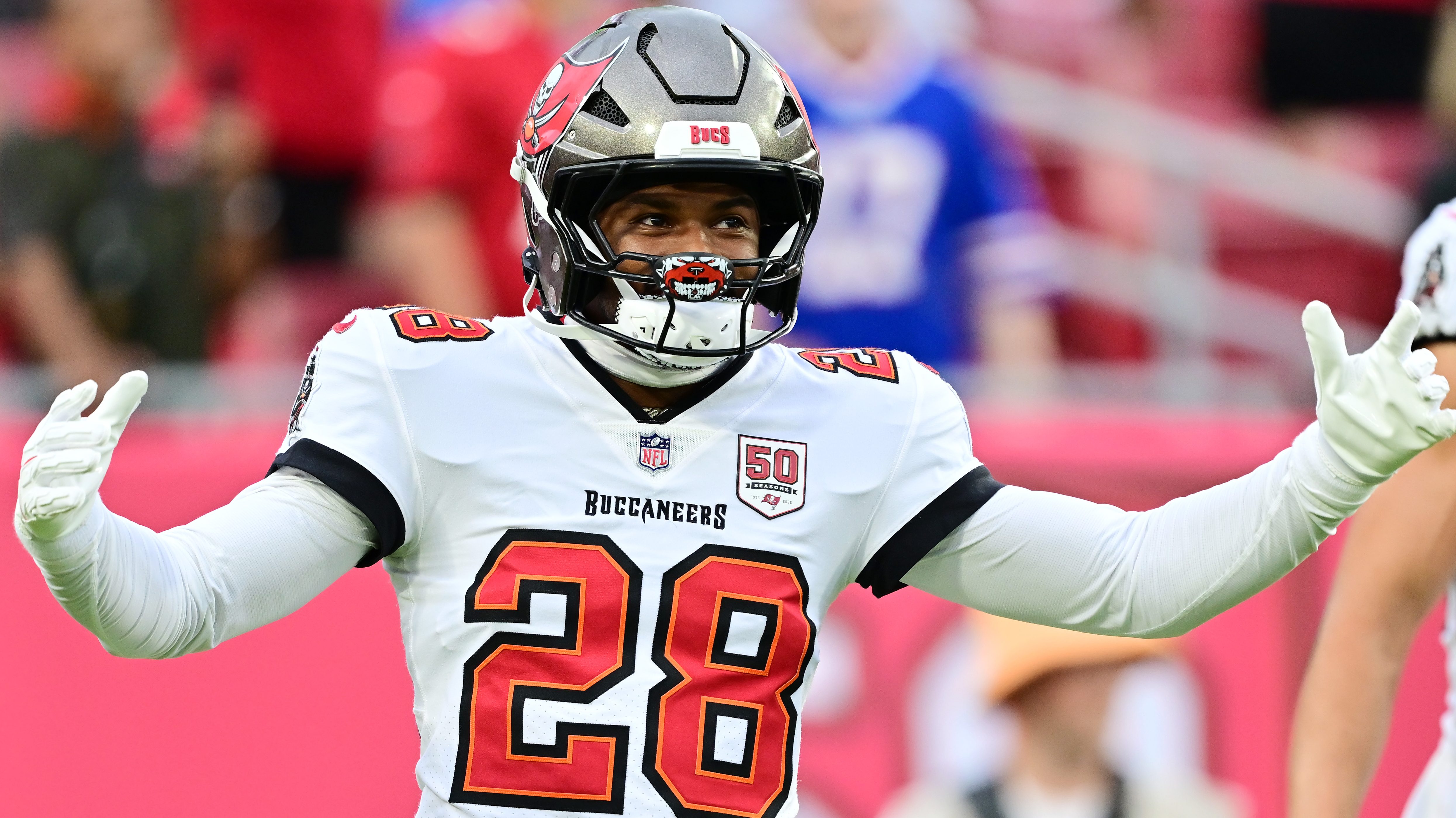 Former Bucs Safety Shilo Sanders insults female Hall of Fame reporter.