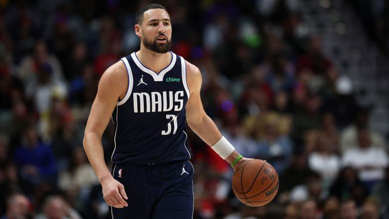 Klay Thompson dribbling the ball for the Dallas Mavericks against the New Orleans Pelicans