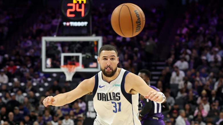 Klay Thompson chasing loose ball during Mavericks game as viral reaction to Megan Thee Stallion split spreads