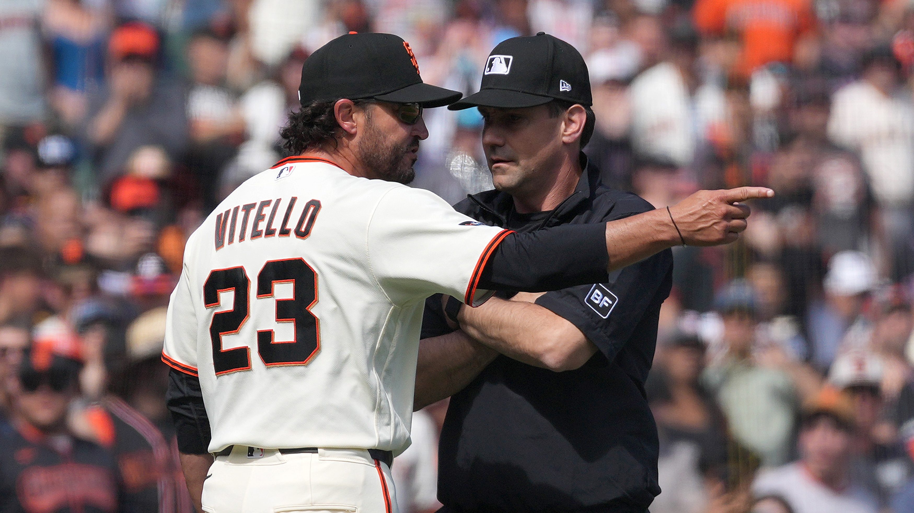 San Francisco Giants Manager Tony Vitello argue with umpire on believed blown call.