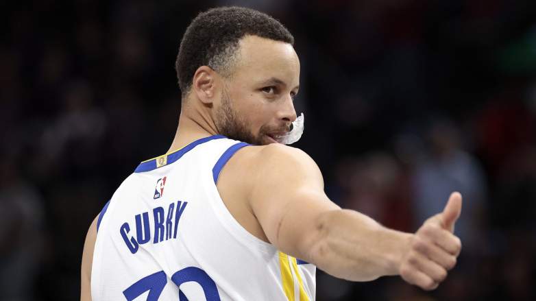 Stephen Curry gives thumbs up during Golden State Warriors game ahead of must-win play-in matchup vs Phoenix Suns