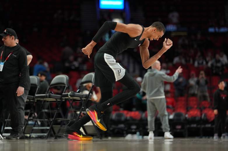 Victor Wembanyama warms up before Spurs playoff game after concussion