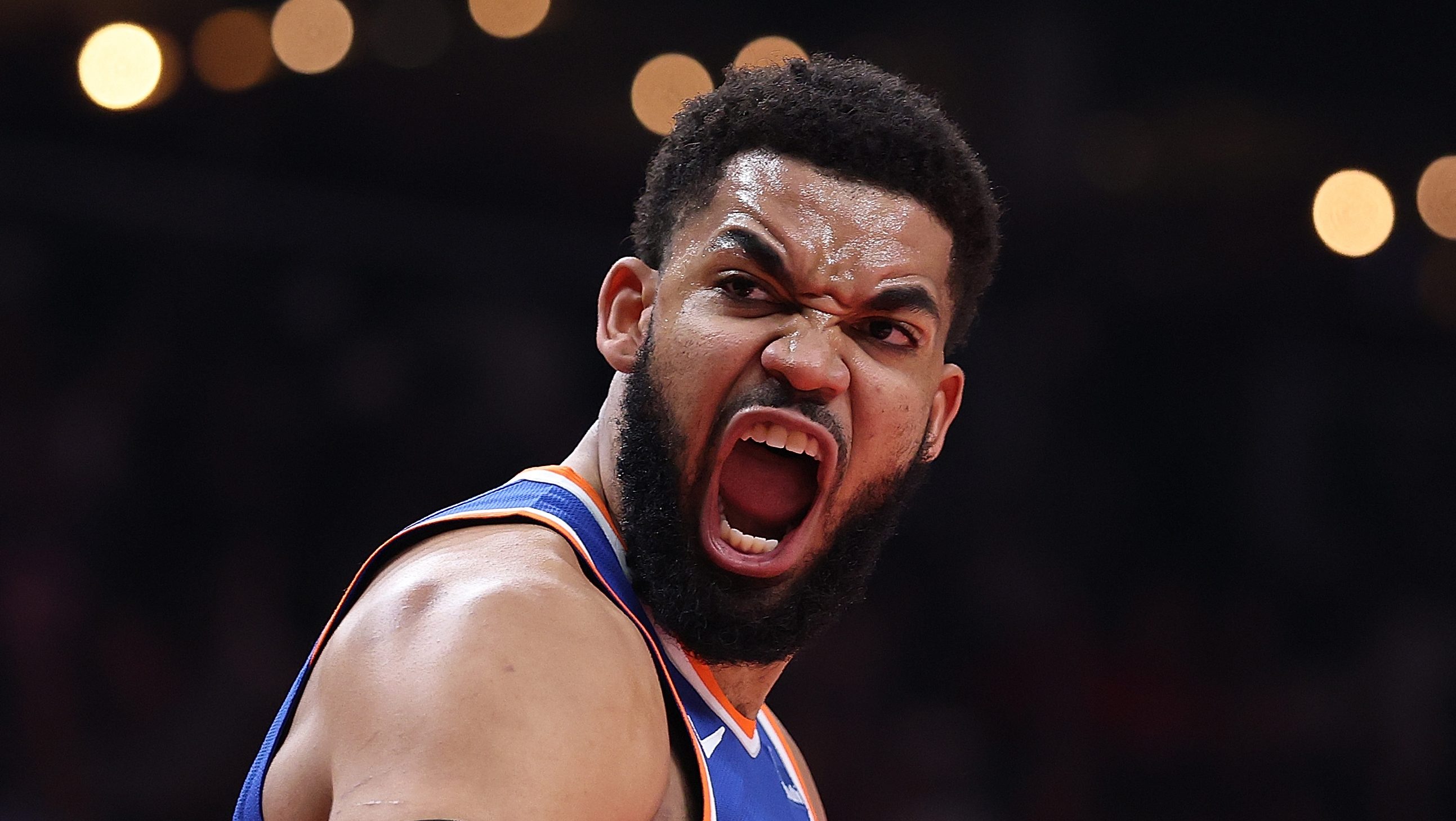 Knicks’ KAT Reacts to Mitchell Robinson’s ‘Stand on Business’ Moment