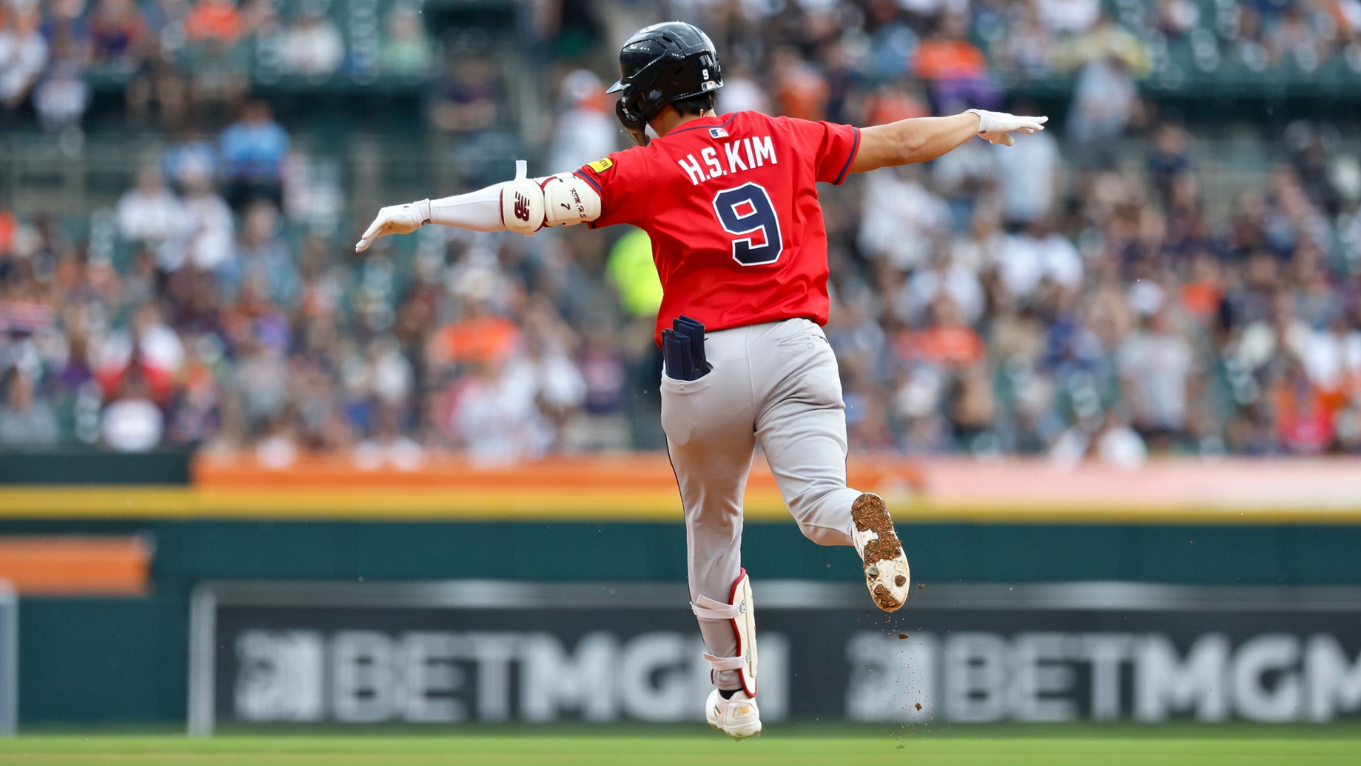 Ha-Seong Kim #9 of the Atlanta Braves rounds the bases after hitting home run against the Detroit Tigers during the fourth inning at Comerica Park on September 21, 2025 in Detroit, Michigan. (Photo by Duane Burleson/Getty Images)