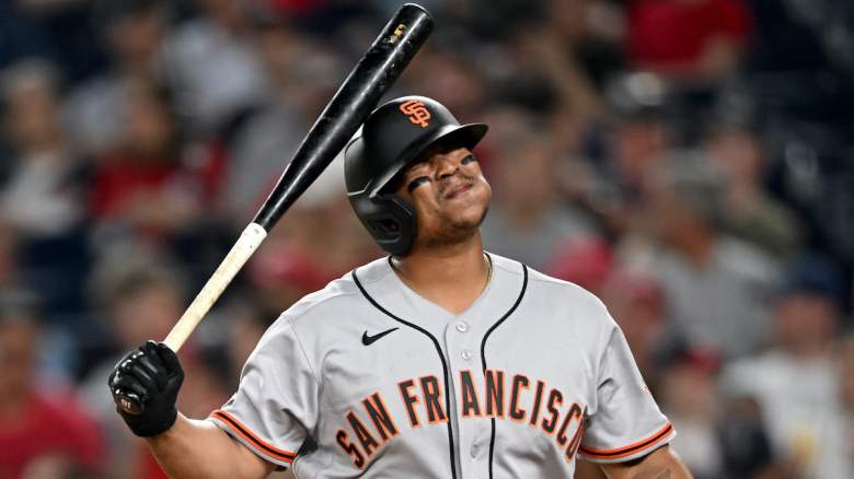 Rafael Devers reacciona durante un juego después de que un analista calificara su contrato como el peor del béisbol.