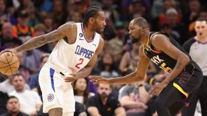 Kawhi Leonard #2 of the LA Clippers handles the ball against Kevin Durant #35 of the Phoenix Suns