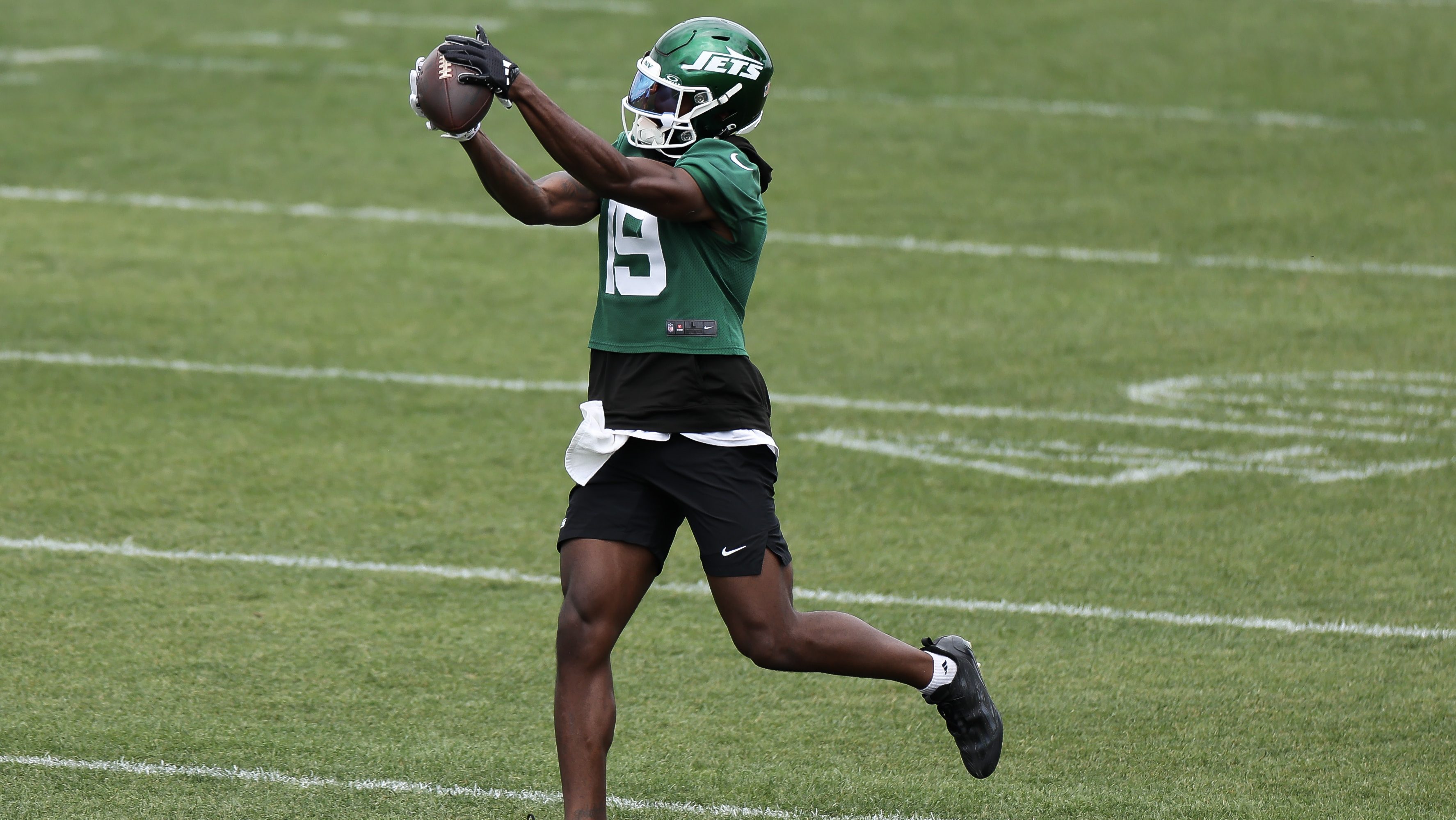 Irv Charles Fires off 2-Word Message After Jets-Seahawks Trade