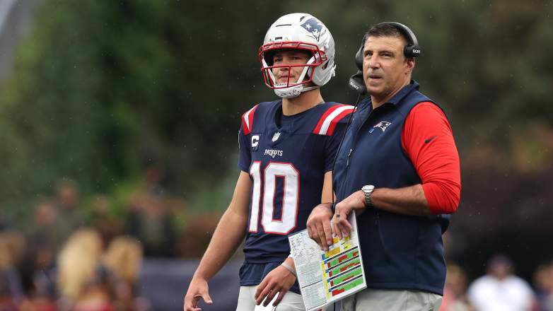 Patriots head coach Mike Vrabel speaks with quarterback Drake Maye during a game against the Las Vegas Raiders at Gillette Stadium.