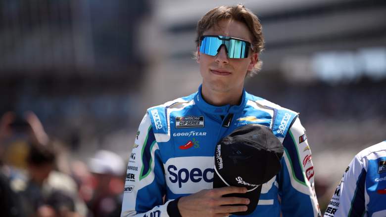 Carson Hocevar se encuentra en la parrilla antes de una carrera de la Copa NASCAR en el Texas Motor Speedway