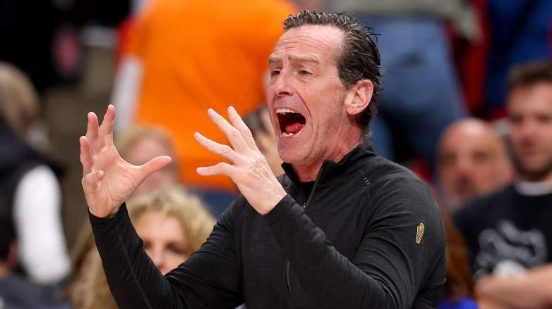 Kenny Atkinson shouts instructions during Cavaliers playoff game