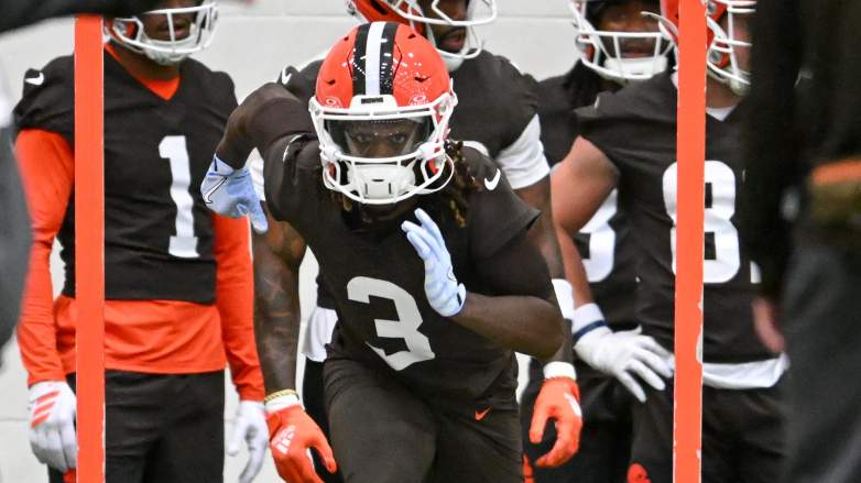 Browns receiver Jerry Jeudy works at OTAs.