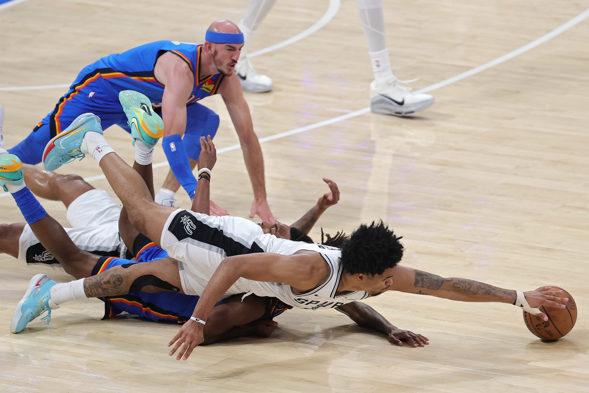 Dylan Harper dives for loose ball against Thunder before injury exit