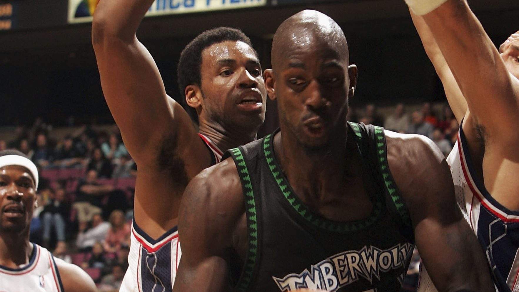 Jason Collins defends Kevin Garnett during a Minnesota Timberwolves game