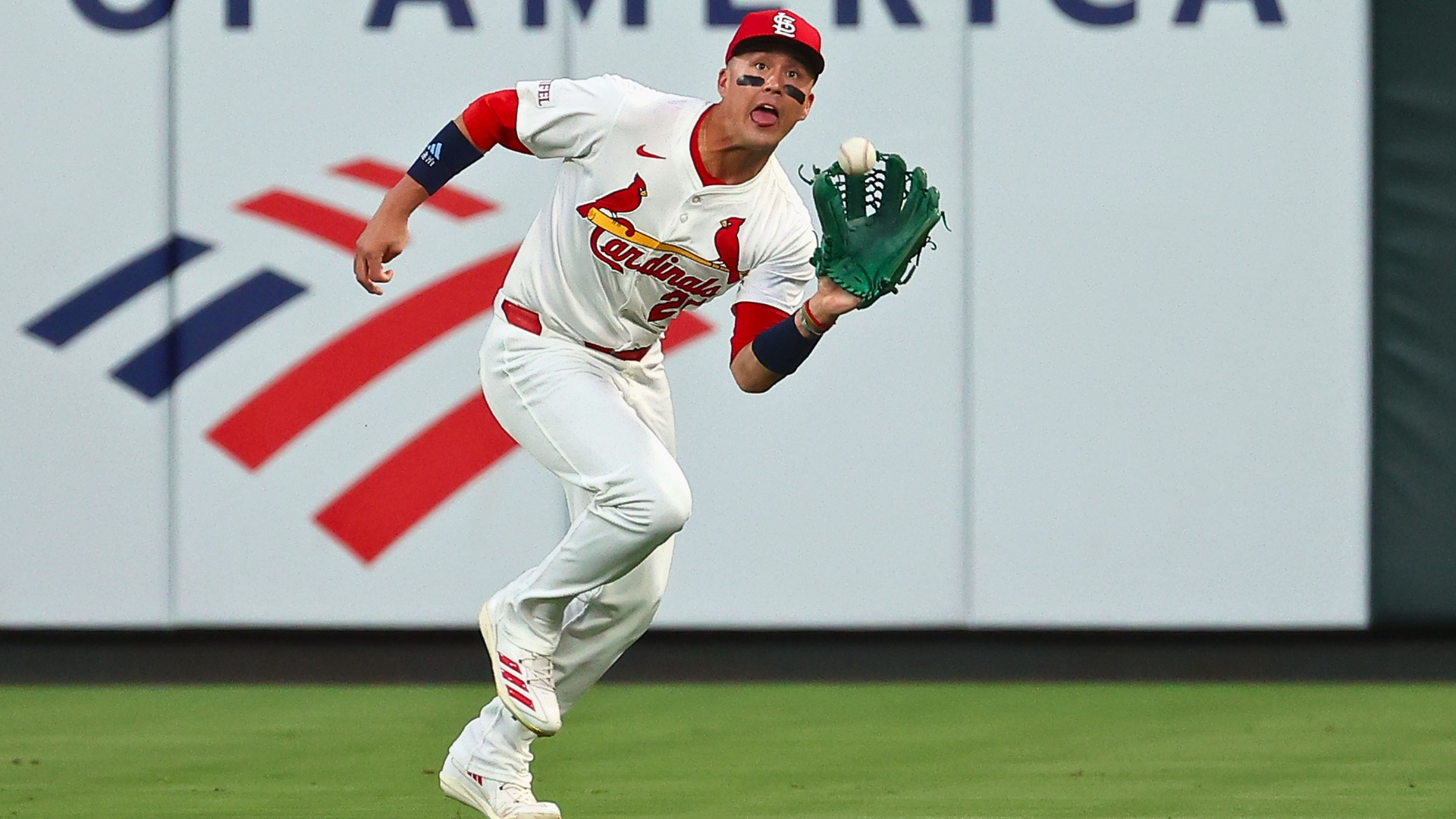 Lars Nootbaar #21 of the St. Louis Cardinals catches a line drive against the Pittsburgh Pirates in the third inning at Busch Stadium on August 26, 2025 in St Louis, Missouri. (Photo by Dilip Vishwanat/Getty Images)