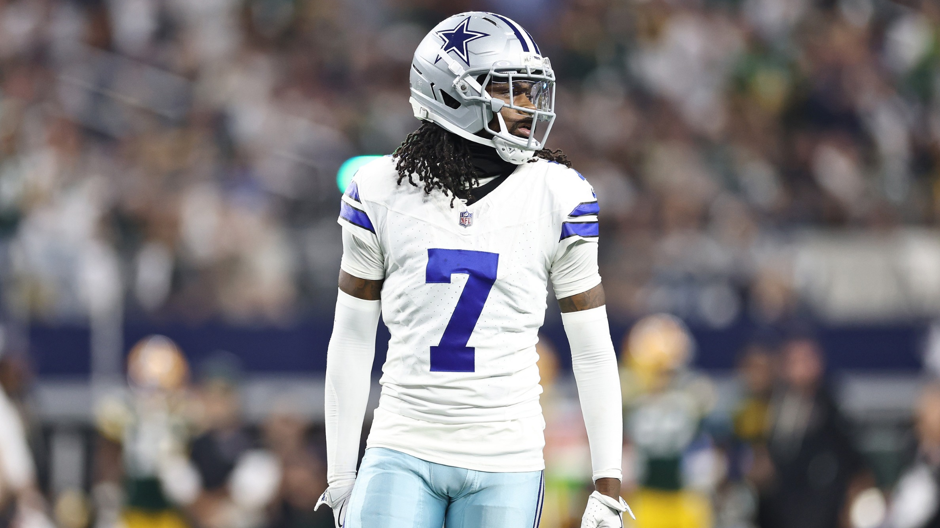 Trevon Diggs #7 de los Dallas Cowboys anticipa una jugada durante un partido contra los Green Bay Packers en el estadio AT&T el 28 de septiembre de 2025 en Arlington, Texas. (Foto de Stacy Revere/Getty Images)