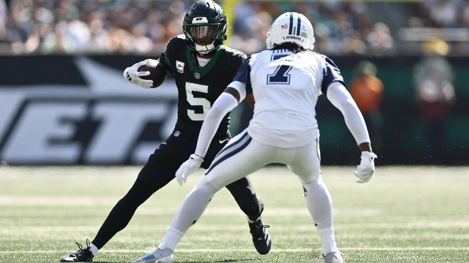 Garrett Wilson # 5 de los New York Jets corre con el balón contra Trevon Diggs # 7 de los Dallas Cowboys durante el segundo cuarto del juego en el MetLife Stadium el 5 de octubre de 2025 en East Rutherford, Nueva Jersey. (Foto de Sarah Stier/Getty Images)