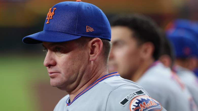 Mets manager Carlos Mendoza looks on from the dugout.