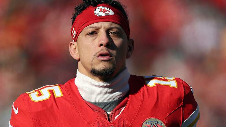 Patrick Mahomes warms up amid a positive projection of his return date.