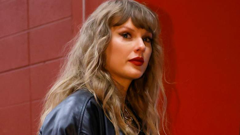Taylor Swift arrives before a game featuring the Kansas City Chiefs.