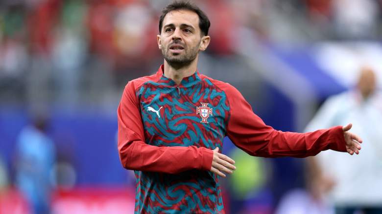 Bernardo Silva #10 of Portugal warms up.