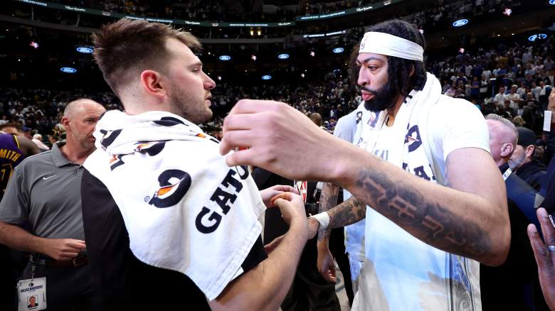 Luka Dončić berjabatan tangan dengan Anthony Davis setelah pertandingan