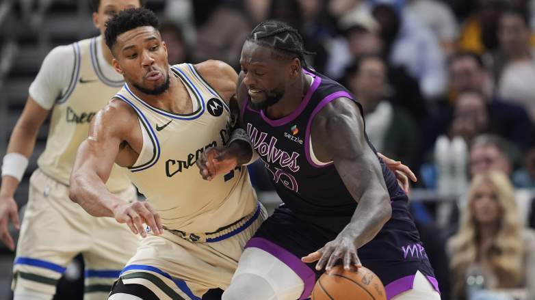 Giannis Antetokounmpo defends Julius Randle