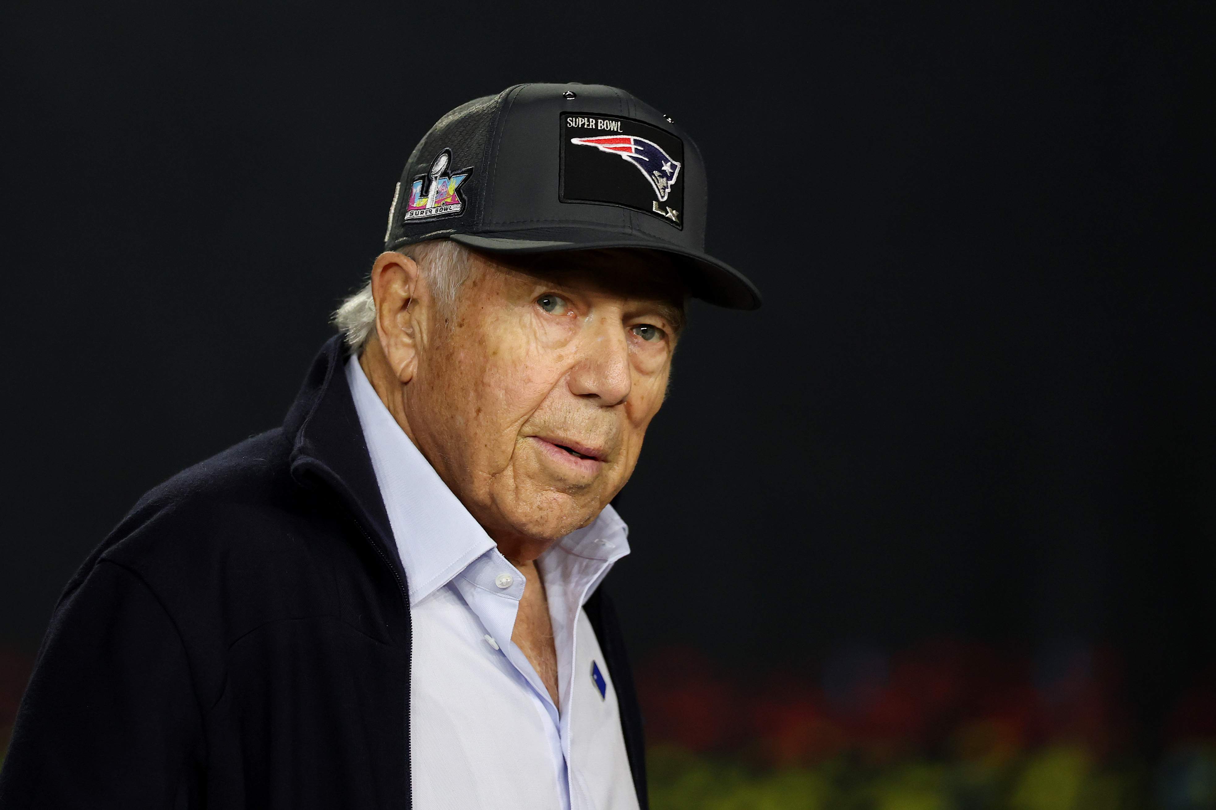Ông Robert Kraft, chủ sở hữu đội Patriots, đệ đơn kiện Foxborough.