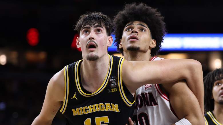 Aday Mara #15 of the Michigan Wolverines and Koa Peat #10 of the Arizona Wildcats