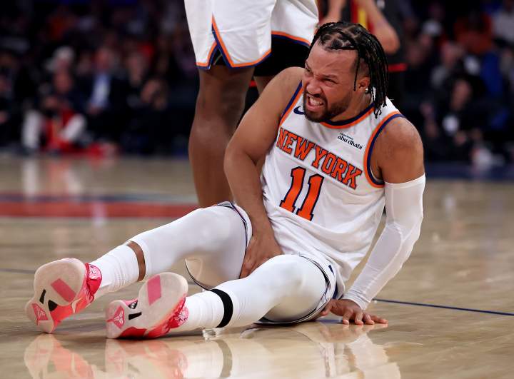 New York Knicks star Jalen Brunson is dealing with discomfort during Game 1 of the NBA Finals.