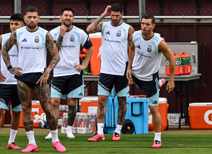 Nicolas Otamendi, Lionel Messi, Rodrigo De Paul and Giovani Lo Celso