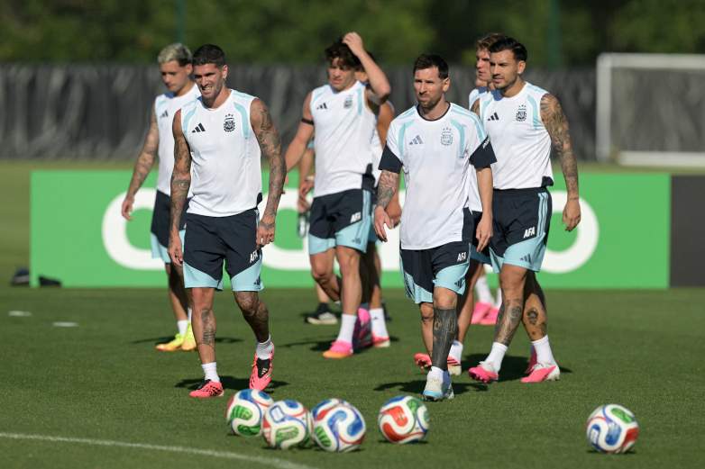 Argentina's midfielder #07 Rodrigo De Paul, forward #10 Lionel Messi and midfielder #05 Leandro Paredes