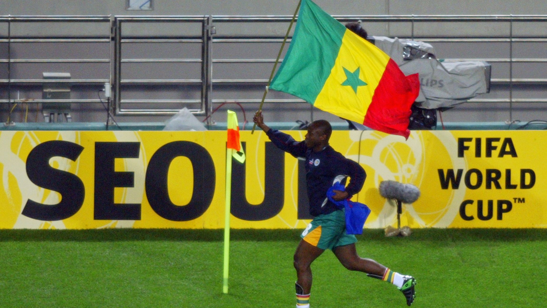 Amara Traore shows the Senegal flag to the crowd