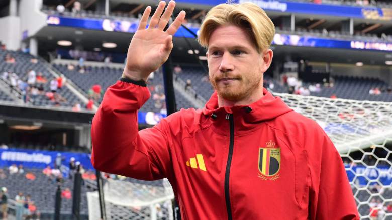 Belgium's midfielder #07 Kevin De Bruyne waves.