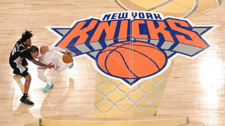 Spurs and Knick players compete.