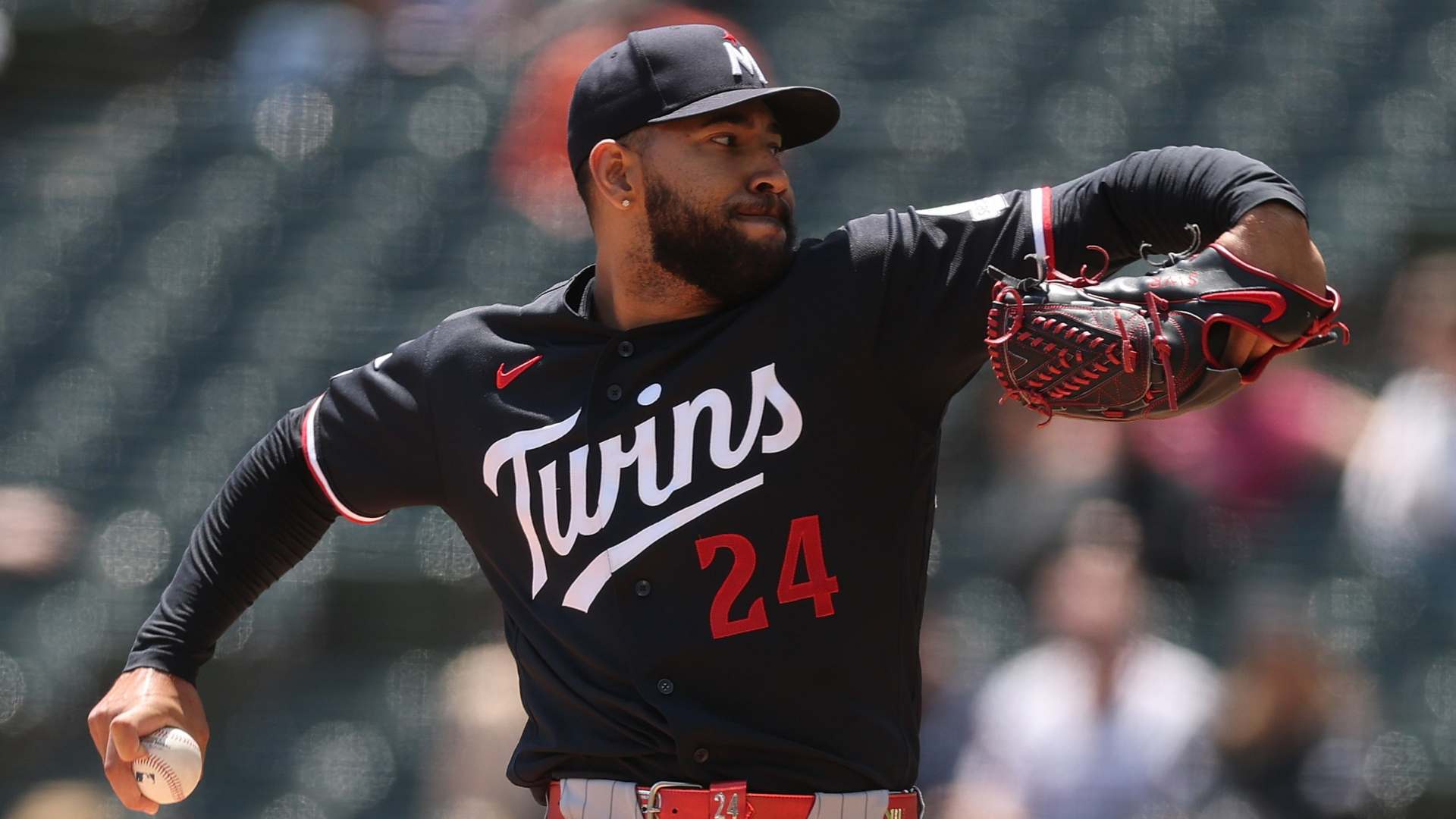 Simeon Woods Richardson #24 of the Minnesota Twins delivers a pitch against the Chicago White Sox during the first inning at Rate Field on May 28, 2026 in Chicago, Illinois. (Photo by Michael Reaves/Getty Images)
