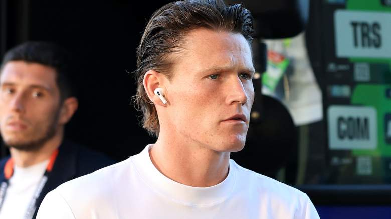 Scott McTominay #4 of Scotland arrives.