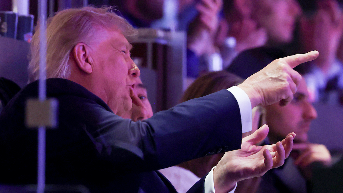Trump-Knicks-NBA-Finals-Trophy.jpg?quality=65&strip=all
