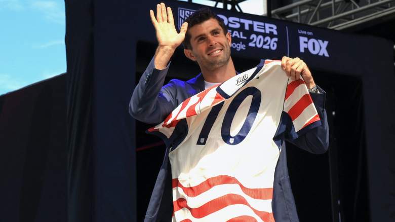 Christian Pulisic poses with his jersey.