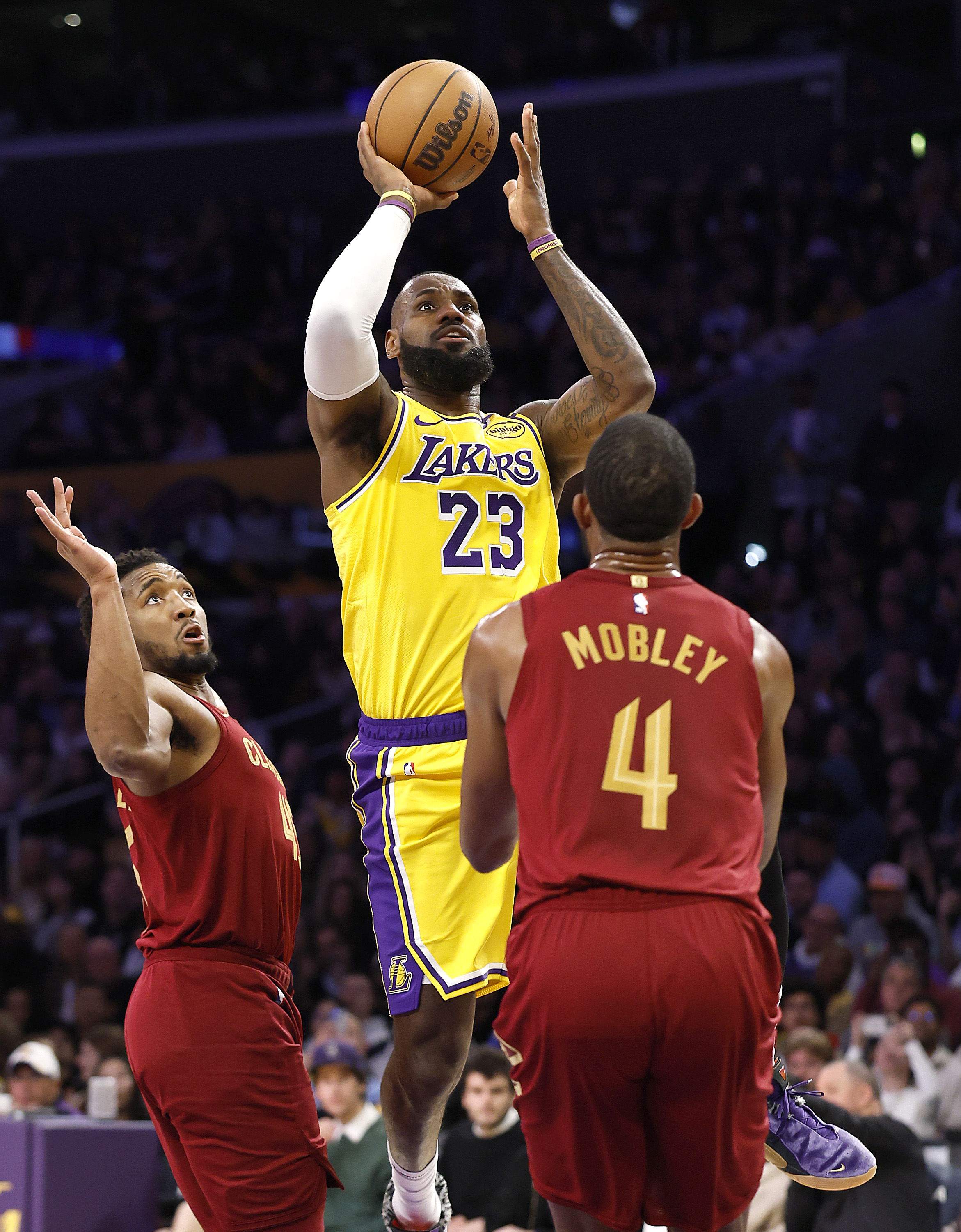 Cleveland Cavaliers v Los Angeles Lakers