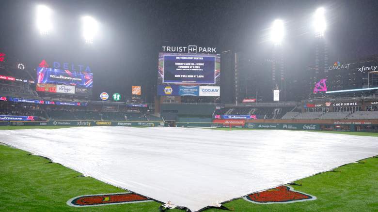 The video board announces to fans the suspension of the game.