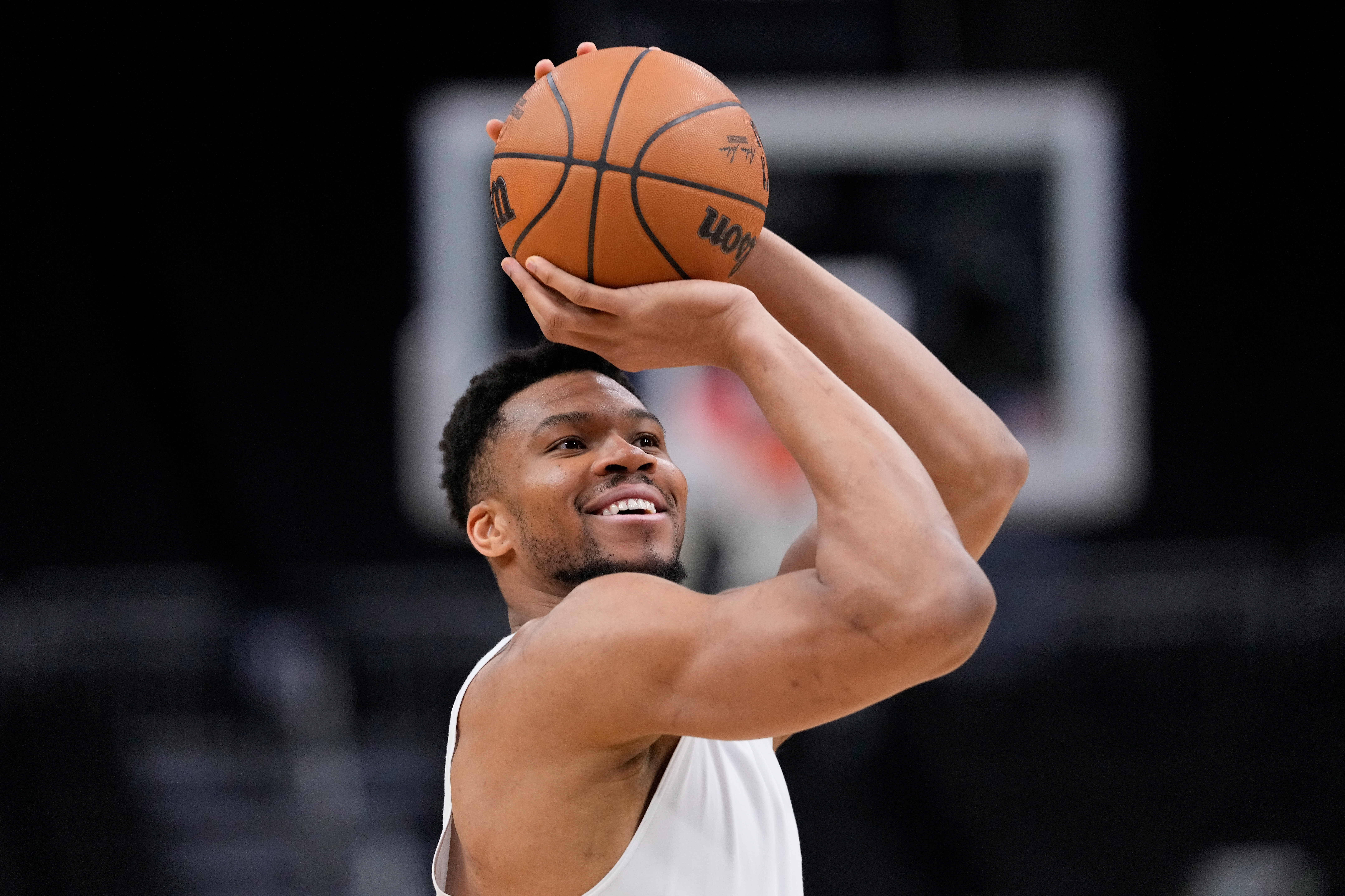 Memphis Grizzlies v Milwaukee Bucks