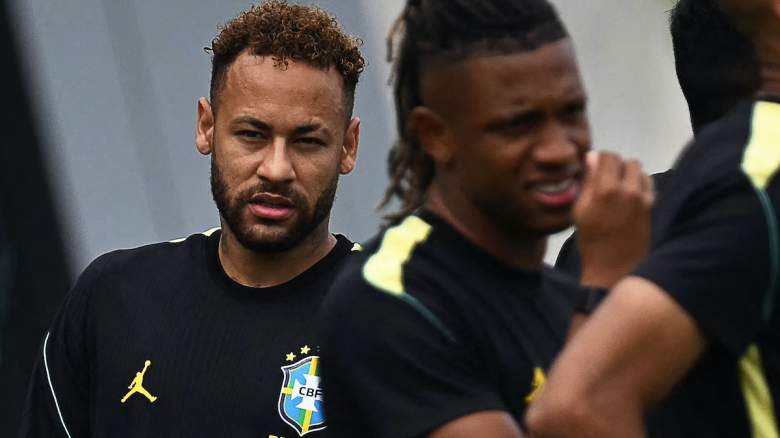Brazil's forward #10 Neymar (C) takes part in an MD-1 training session.