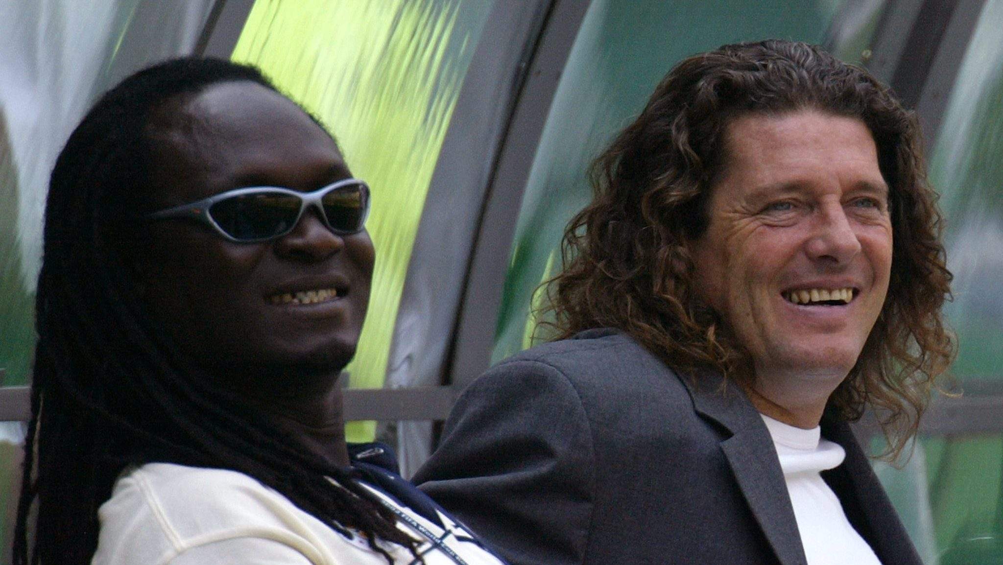 Senegal's coach Bruno Metsu of France (R)