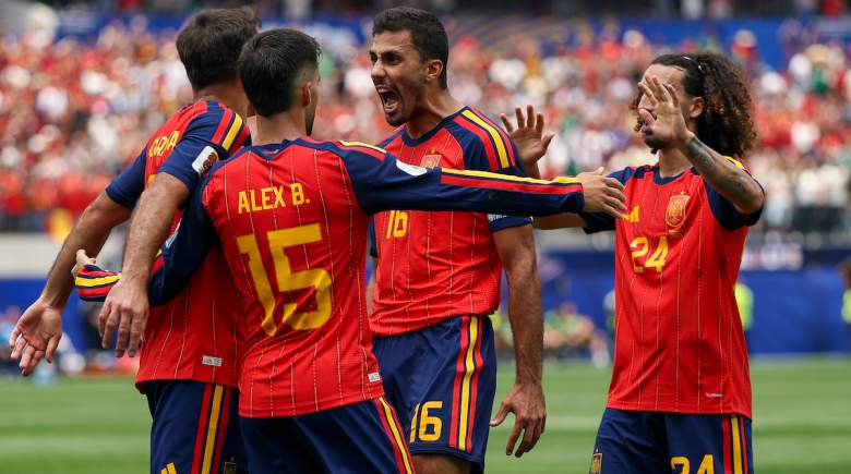 Mikel Oyarzabal #21 of Spain celebrates with teammates after scoring his team’s first goal