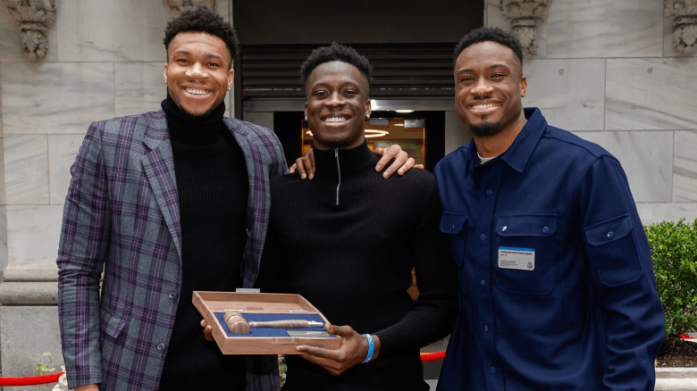 Giannis Antetokounmpo with his brothers Alex and Thanasis