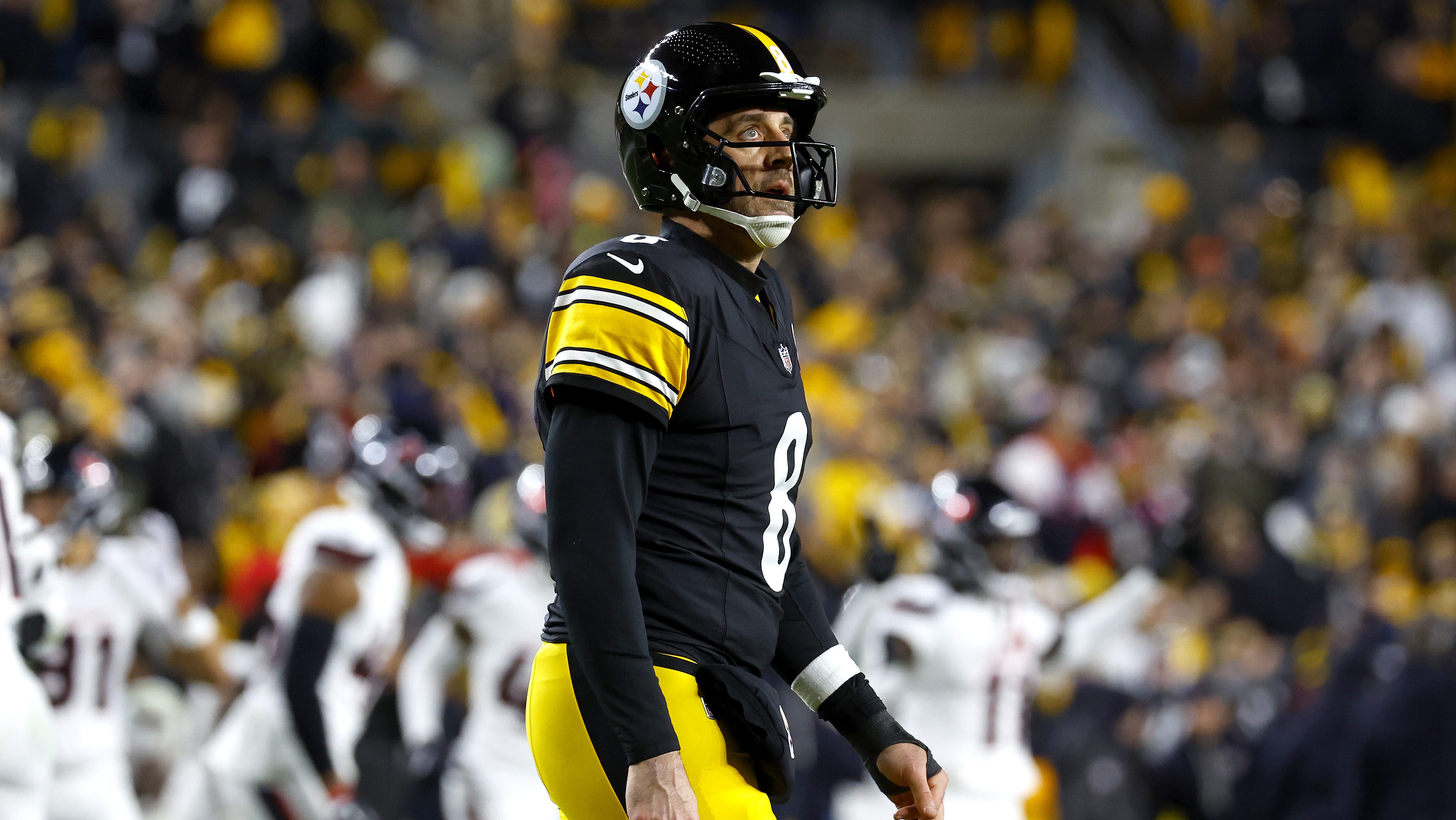 Aaron Rodgers Sends 2-Word Message in Photo with Steelers Playmakers