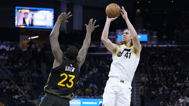 Kelly Olynyk shoots over Warriors forward Draymond Green during a game against the Utah Jazz