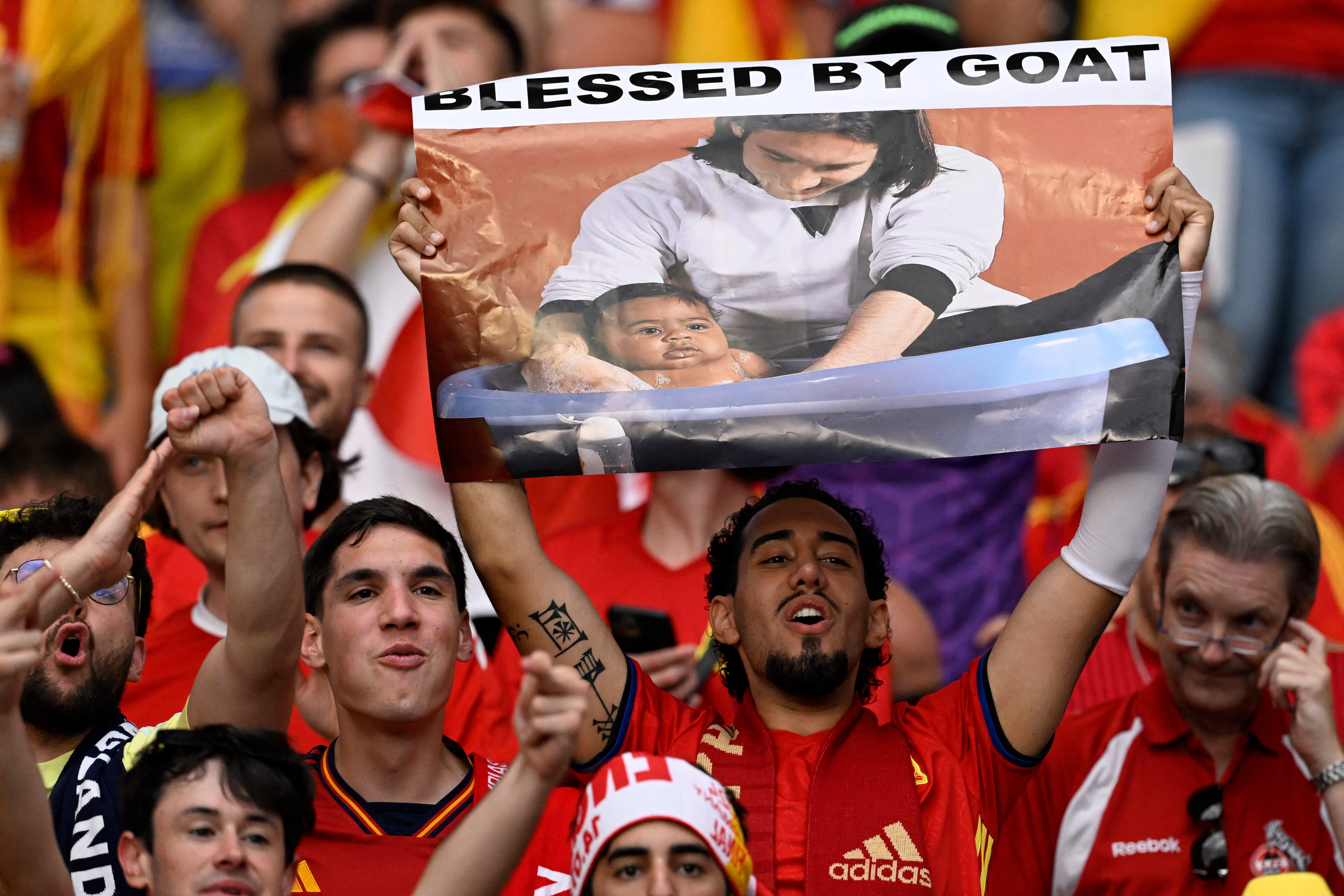 صورة ميسي ويامال التاريخية تكتسب بعداً أسطورياً قبل نهائي كأس العالم